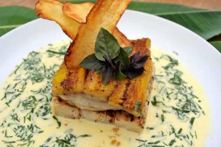 Pescada de Cambucu em crosta de banana-da-terra